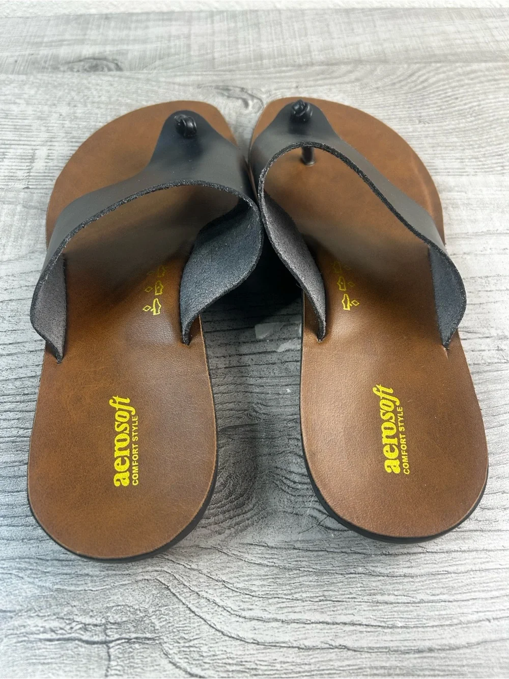 Aerosoft Women’s Size 10  Black Leather Toe-Post Sandals Casual Comfort